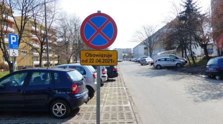 Zakaz parkowania - os. Dąbrowszczaków 9-10